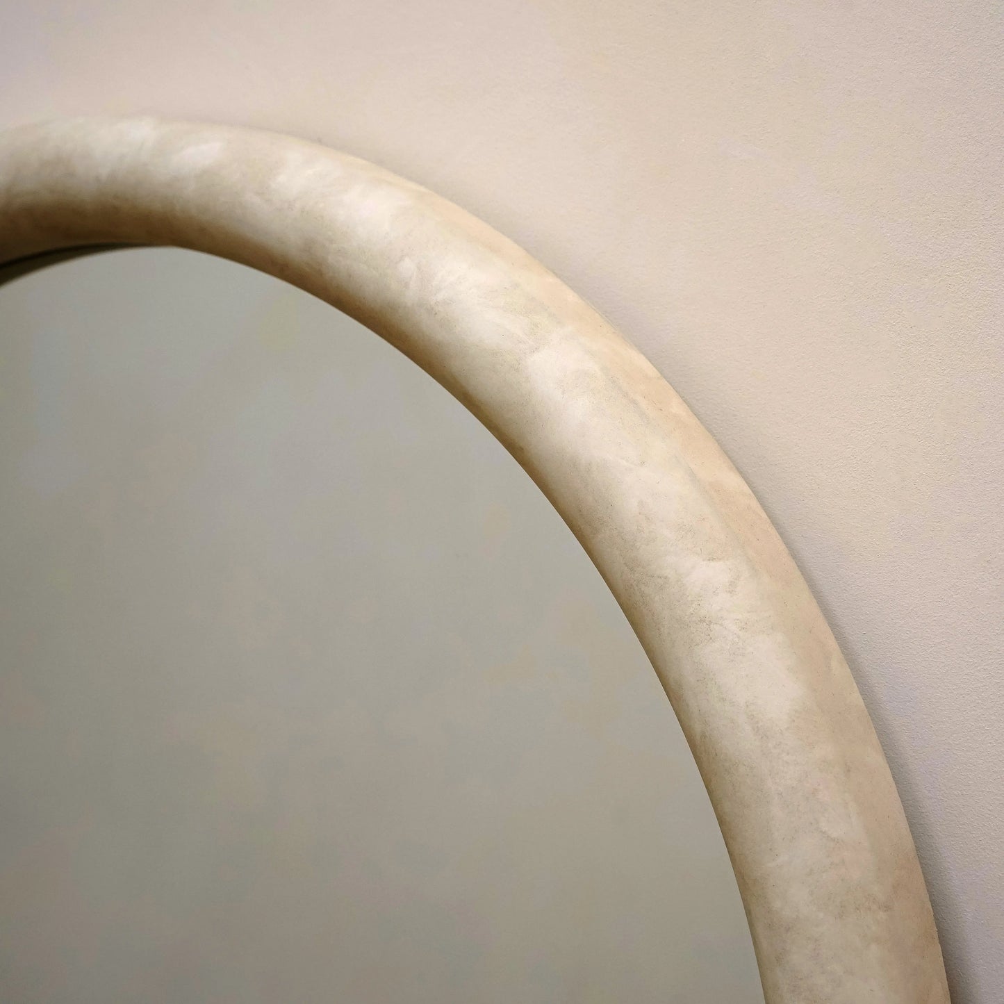 Arched Full-Length Standing Mirror with Concrete Finish Frame (172 x 60 cm) Spiegel Weltt