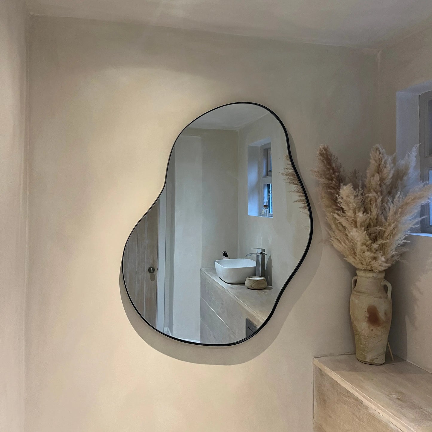 Ava - Mirror with Organic Design and Matte Black Metal Frame - 100 x 70 cm Spiegel Weltt