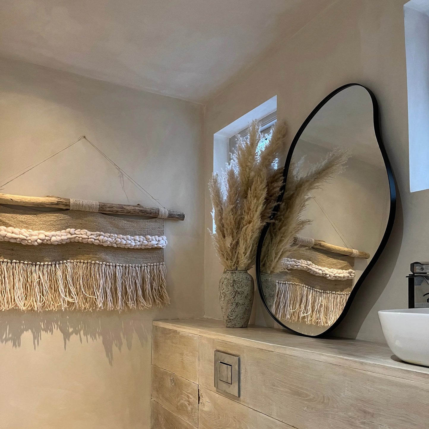 Ava - Mirror with Organic Design and Matte Black Metal Frame - 100 x 70 cm Spiegel Weltt