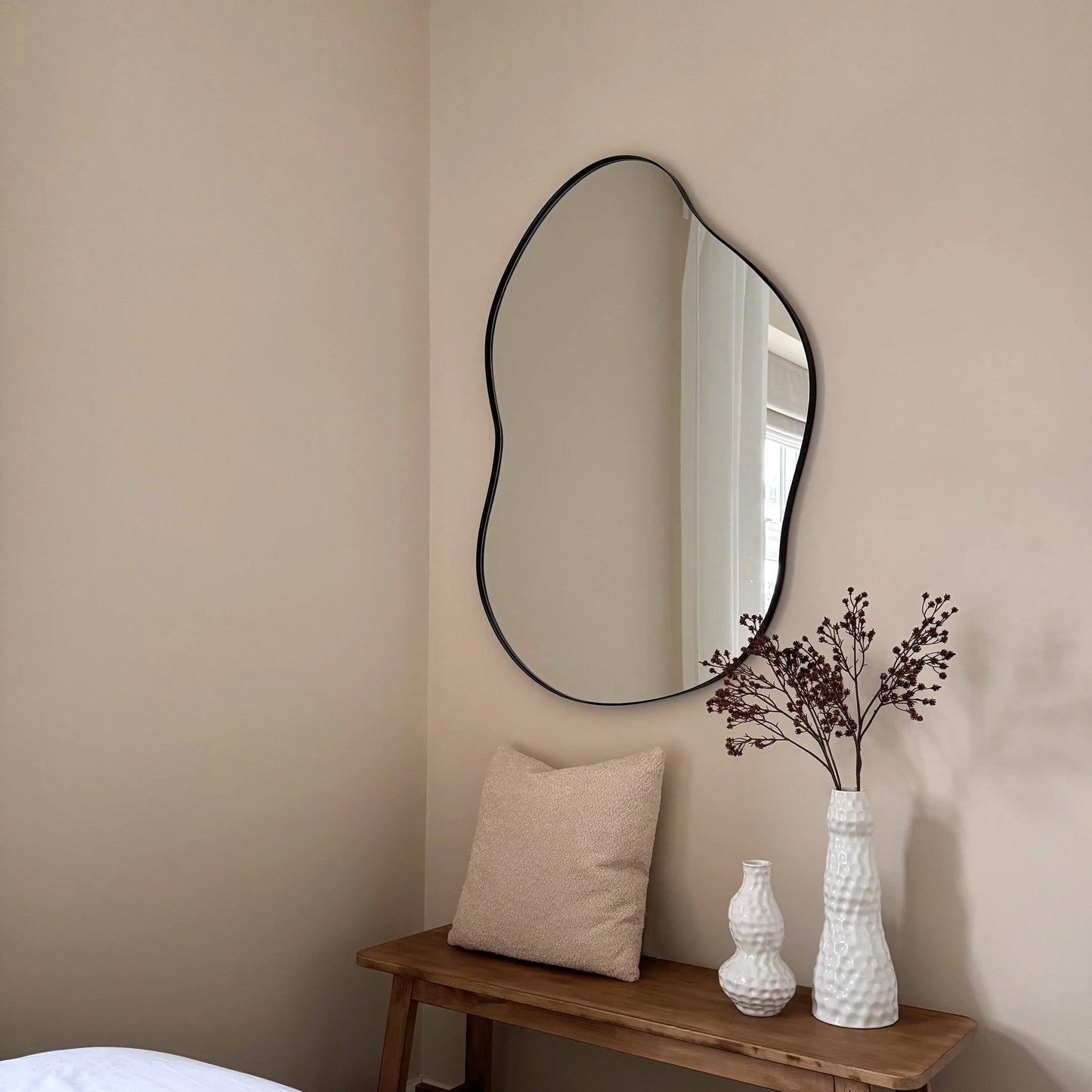 Ava - Mirror with Organic Design and Matte Black Metal Frame - 100 x 70 cm Spiegel Weltt