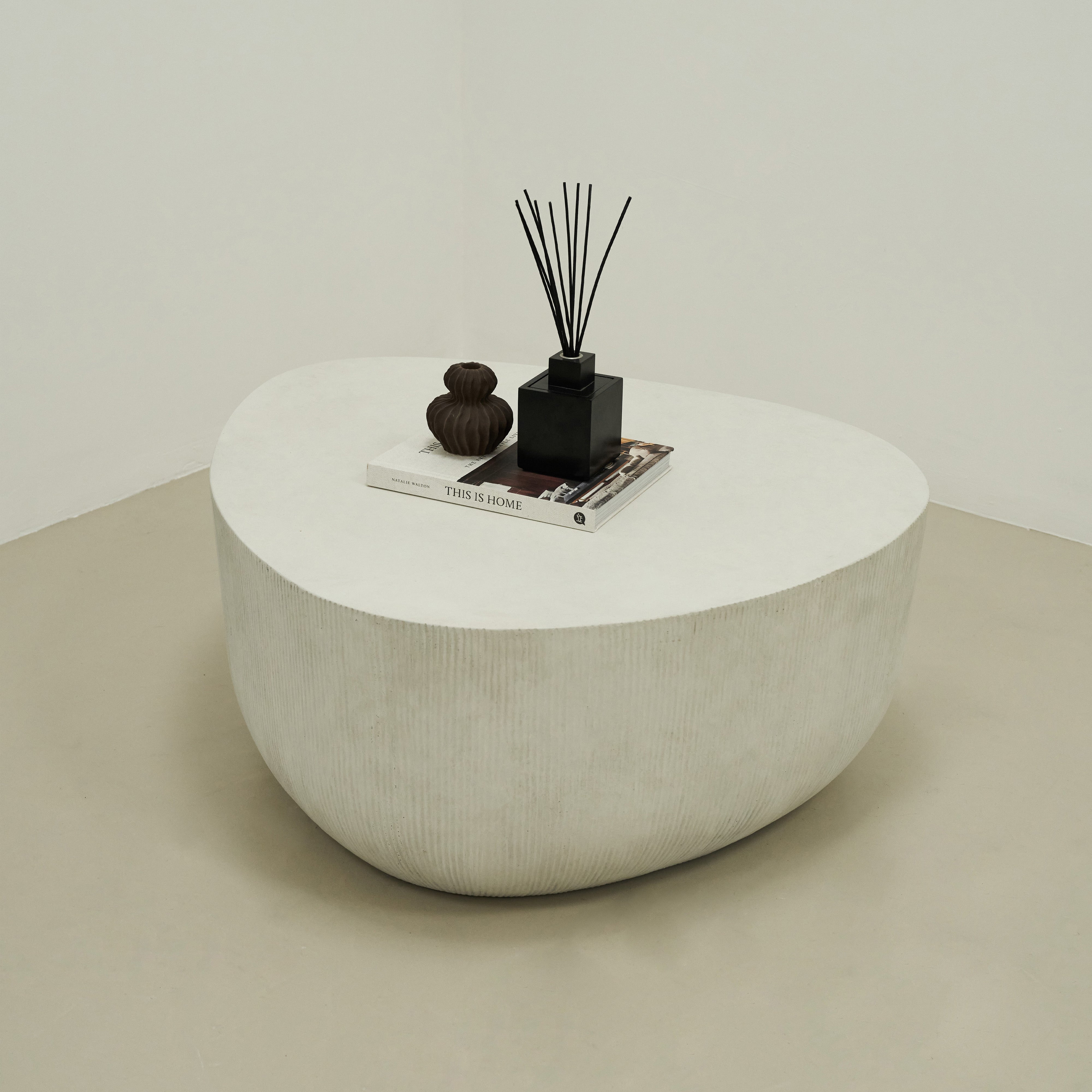 Tavolino da caffè in cemento irregolare contemporaneo Leonardo - Design scultoreo minimalista