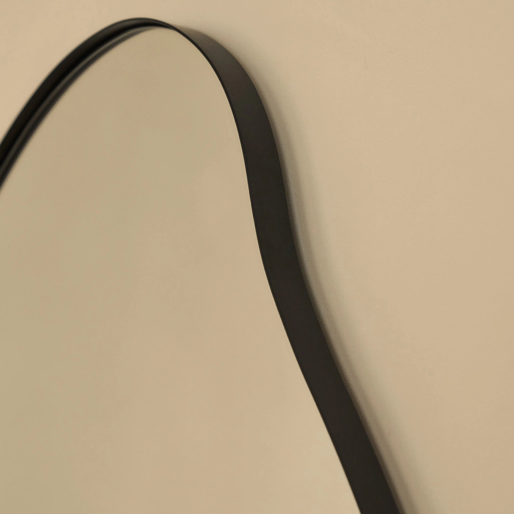 Ava - Mirror with Organic Design and Matte Black Metal Frame - 100 x 70 cm Spiegel Weltt