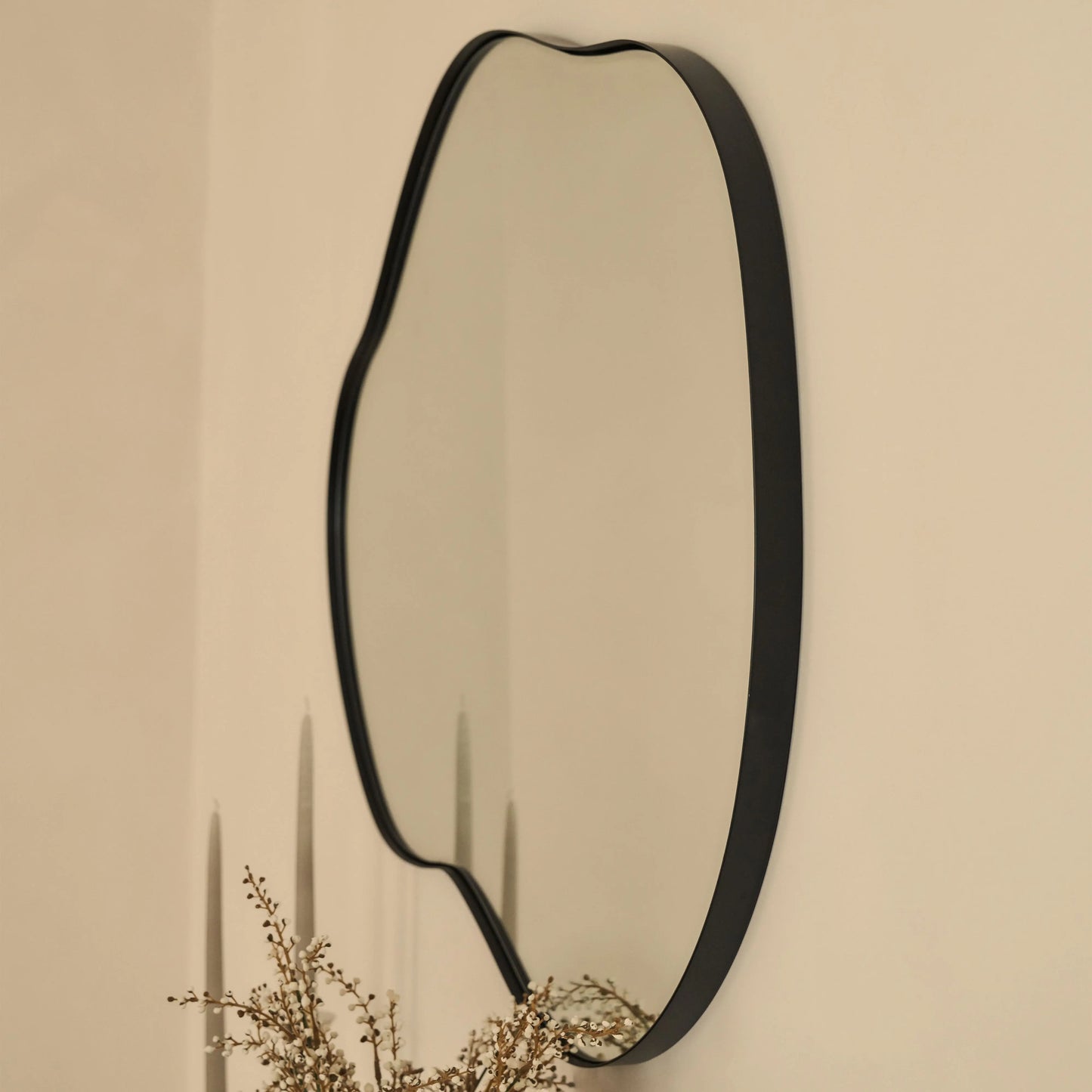 Ava - Mirror with Organic Design and Matte Black Metal Frame - 100 x 70 cm Spiegel Weltt
