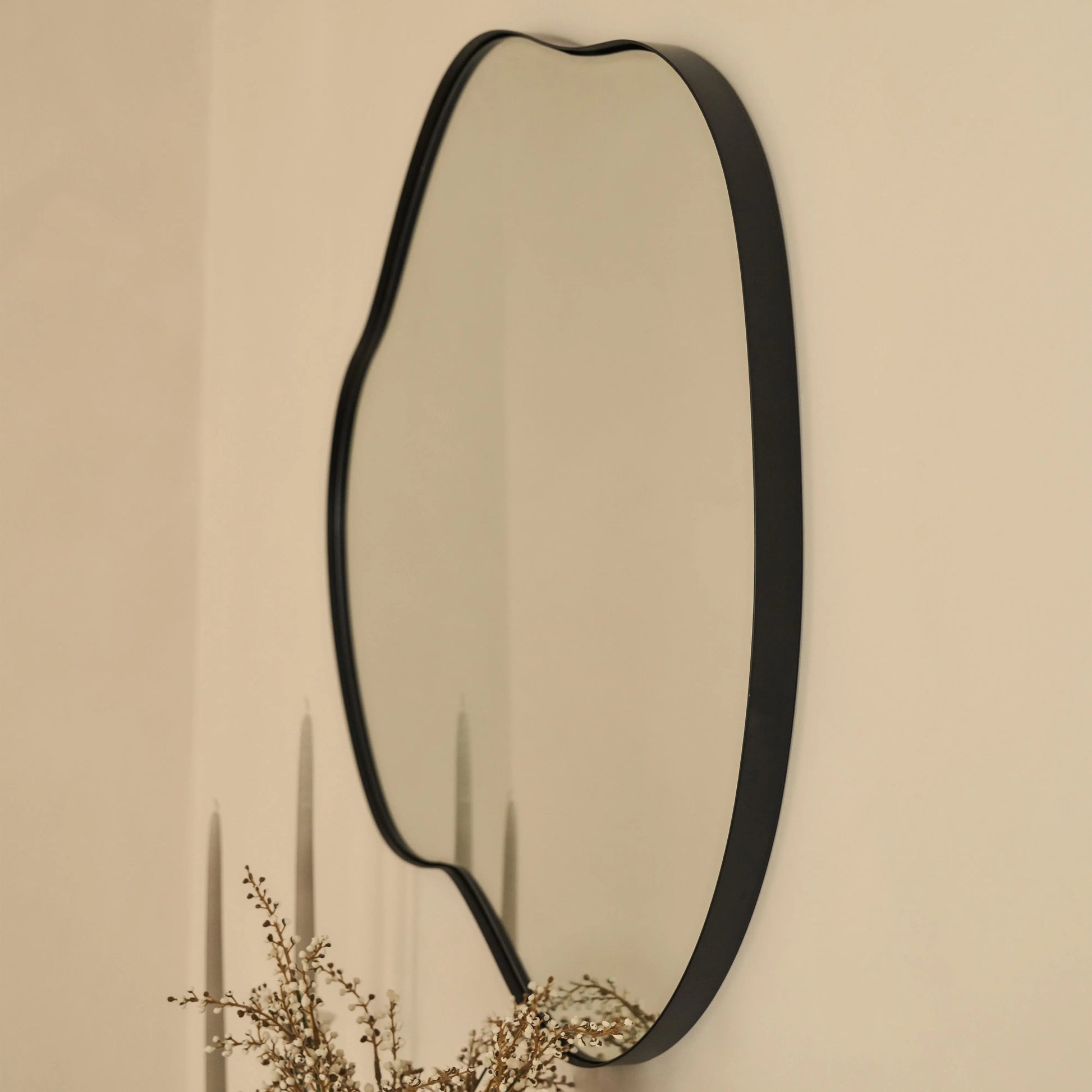 Ava - Mirror with Organic Design and Matte Black Metal Frame - 100 x 70 cm Spiegel Weltt