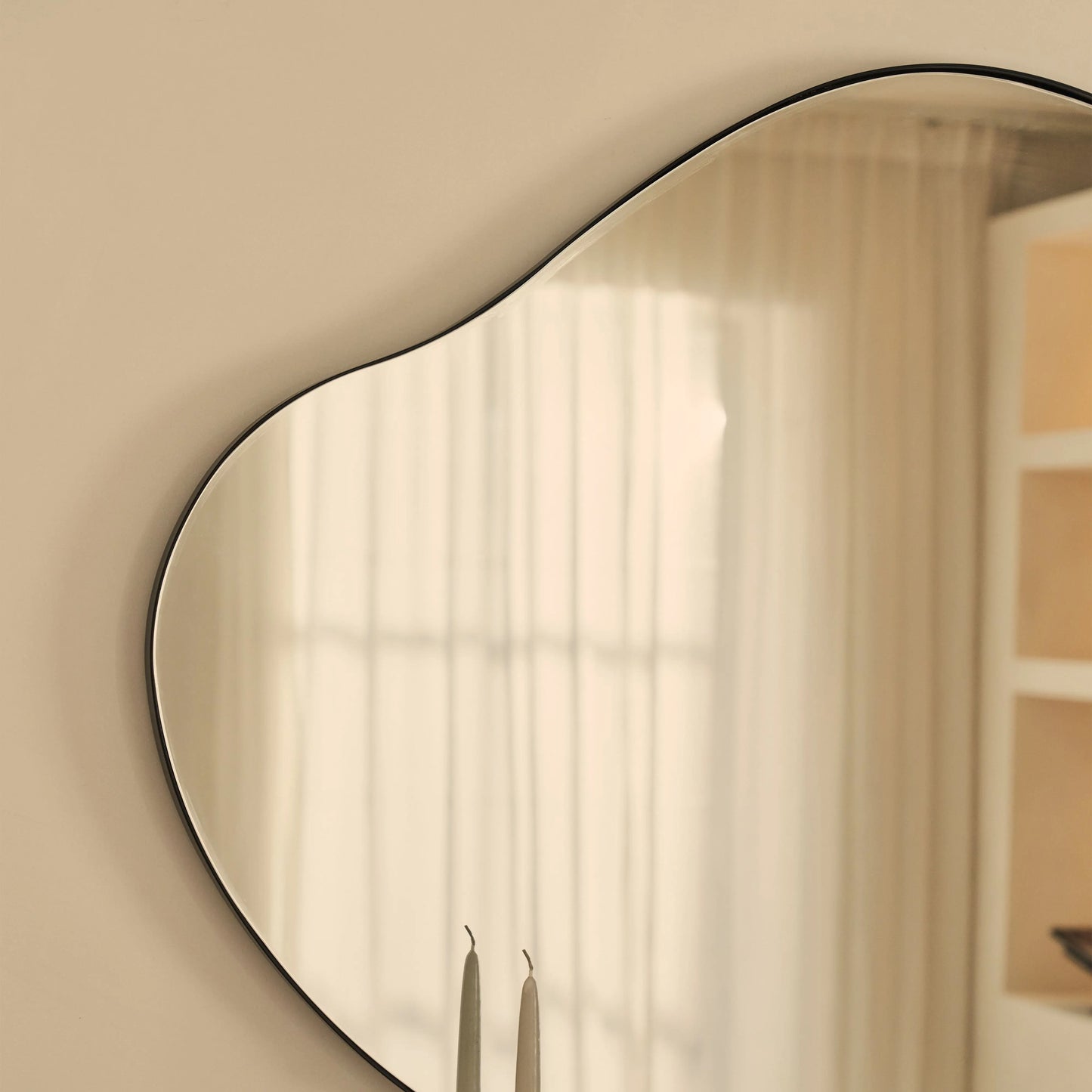 Ava - Mirror with Organic Design and Matte Black Metal Frame - 100 x 70 cm Spiegel Weltt