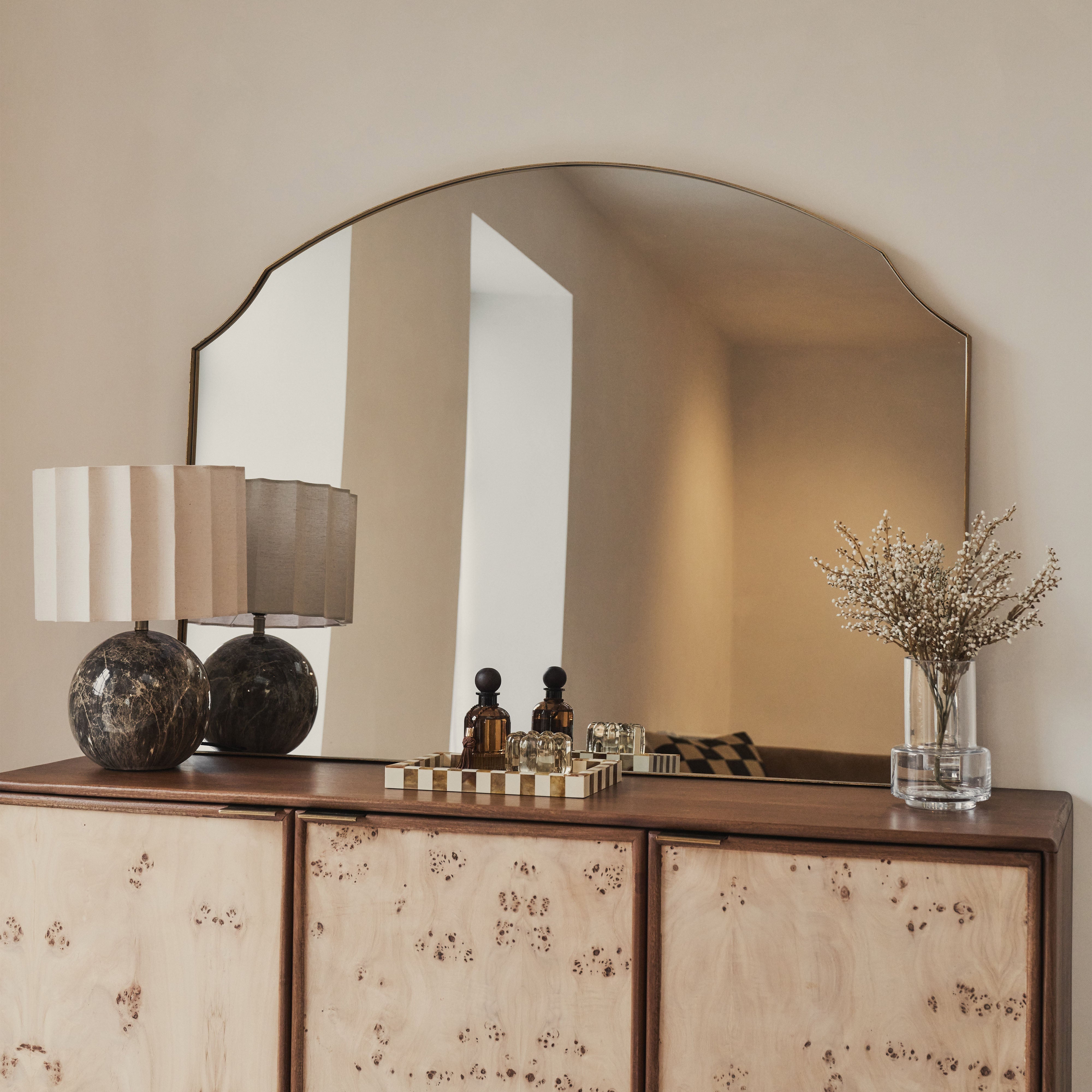 Specchio da parete ad arco Isla - Specchio minimalista di lusso con cornice in metallo dorato - 120 x 90 cm